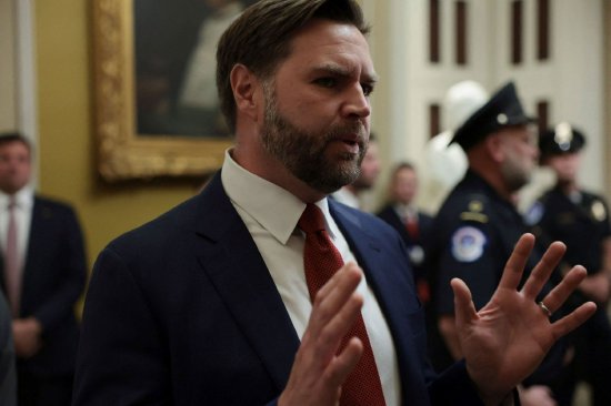 美国副总统万斯：若停摆持续到感恩节出行旺季