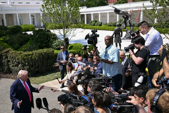 特朗普看好与伊朗达成协议的前景 称以黎同意停