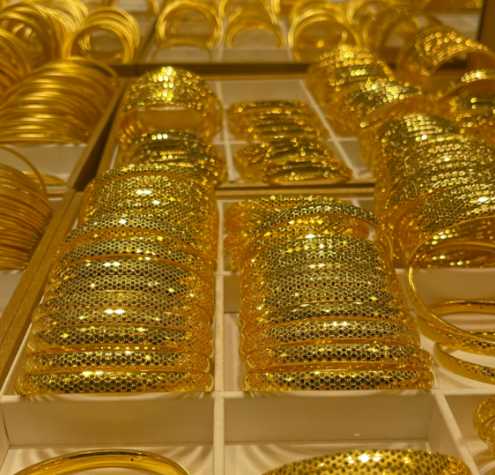 金价突破5000美元 全球动荡助长贵金属涨势